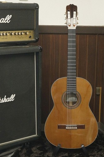 Guitare classique fabriquée