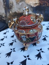 Koro brûle parfum en