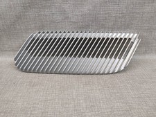 Grille gauche dans carénage