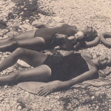 Belles femmes en maillot de