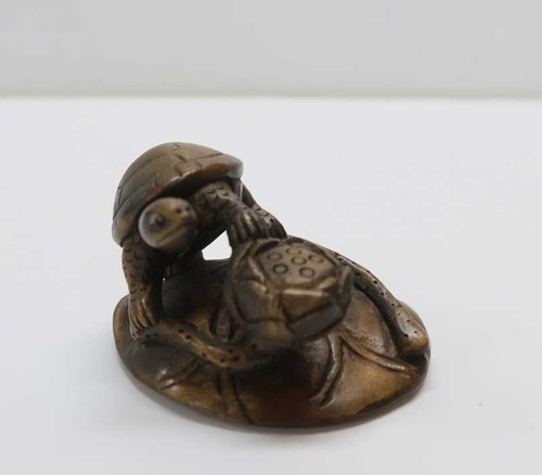 Tortue sur lotus - netsuke, buis
