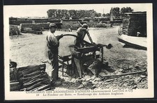 Old postcard Angers, Commission des Ardoisières, Le Fendeur sur Butte, work in crooked 