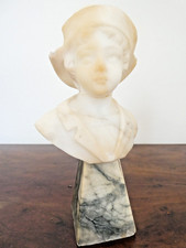 Buste  de jeune homme au chapeau albâtre début XIXe