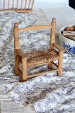Miniature de banc vintage en bois avec assise paillée - Maison de poupée