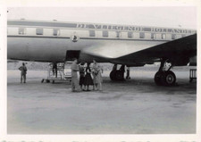 ANCIENNE PHOTOGRAPHIE AEROPORT PETIT GROUPE DEVANT UN AVION