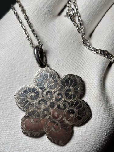 Pendentif collier forme de - et,