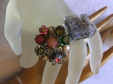 Lot de 2 bagues Pylônes et bouquet de fleurs réglable en très bon état.