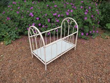 ancien lit de poupée en fer