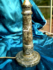pied de lampe en marbre vert