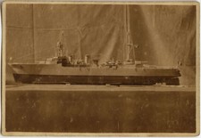 ANTIQUE PHOTO - VINTAGE SNAPSHOT - TOY BOAT MODEL MODEL - BOAT TOY 3