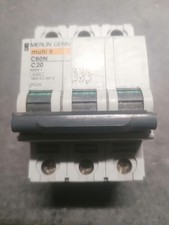 DISJONCTEUR TRIPHASE 16A