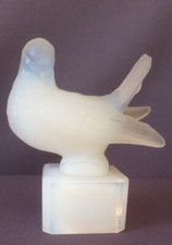 VERLYS, very nice pigeon opalescent glass subject