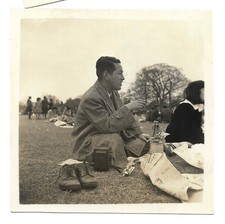 Homme élégant pic nique