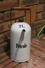 ancien bidon de pétrole en métal émaillé