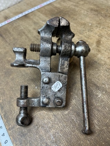 Etau enclume outil ancien - a,