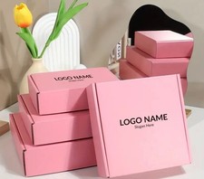 Carton d'emballage rose avec