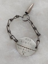 Un bracelet militaire