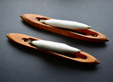 Lot 2 anciennes navettes de métier à tisser en bois massif et fer +2 bobines fil