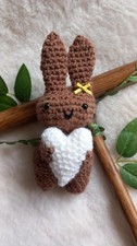 Petit lapin marron coeur blanc réalisé en laine au crochet hauteur 19 cm