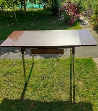 TABLE DE CUISINE EN FORMICA AVEC 2 ALLONGES ET TIROIR CENTRAL DES ANNEE 1970