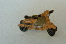 PIN'S    SCOOTER  LAMBRETTA  VESPA     MÉTAL 