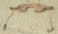 -ANCIEN JOUG D'HOMME PORTEUR D'EAU AVEC SUPERBES CROCHETS FER FORGE   D