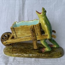 GRENOUILLE POUSSANT UNE