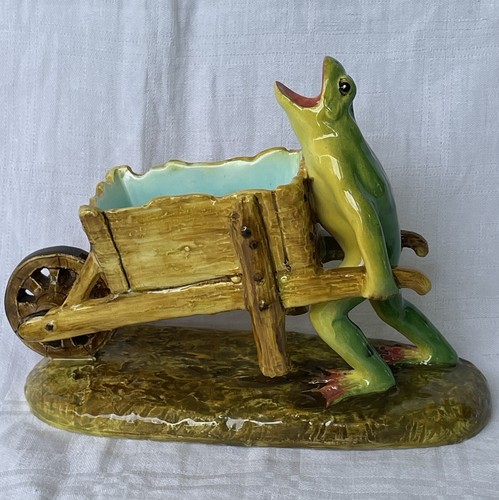 Grenouille poussant une - poussant,