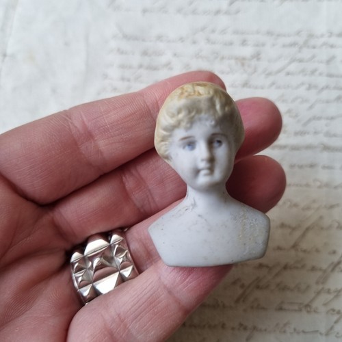 Tête poupée miniature - de,