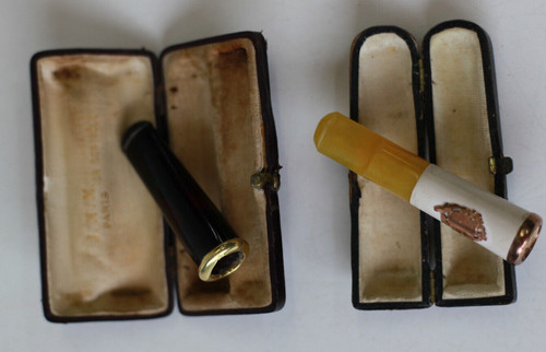 Deux fumes cigarettes - , cigares