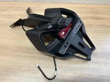 UNE BAVETTE SUPPORT PLAQUE