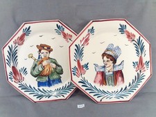 Paire d'assiettes octogonales décor Couple de Bretons, Biniou, signées PR (BZ77)