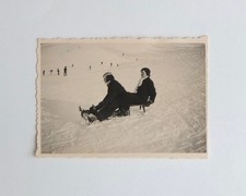 Deux femmes luge neige ski -