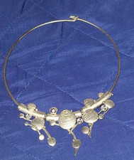 Collier ras de cou semi rigide