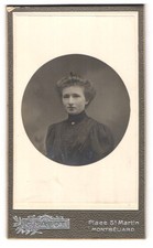 Photo G. Sabot, Montbéliard, Place St. Martin, Junge Frau with raised H 