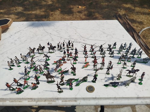 Soldat plats étain - plats, d'étain