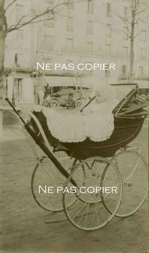 Landau vers 1900 avec - , bébé