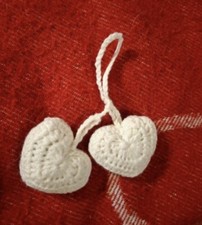Decoration 2 Petits Coeurs Blancs À  La Lavande Crochet Fait Main