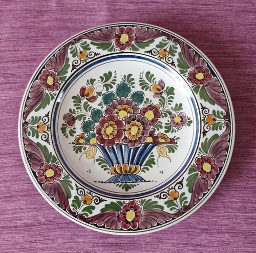 Assiette polychrome poser ou - polychrome, a