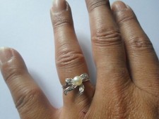 bague en argent massif, noeud zirconiums et perle blanche, t. 52