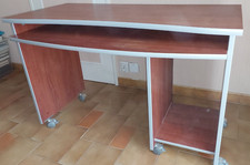 Bureau informatique  à roulette avec 1 chaise à roulette en excellent état