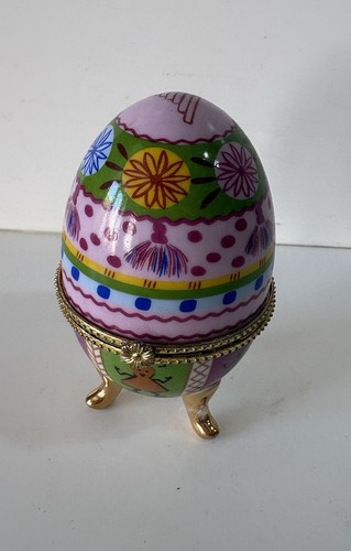 Oeuf porcelaine sur - oeuf, pieds
