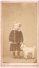 Jeune garcon avec son jouet