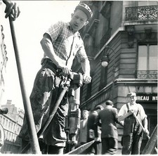 PARIS c. 1950 - Piqueur Hammer Worker - DIV 11093