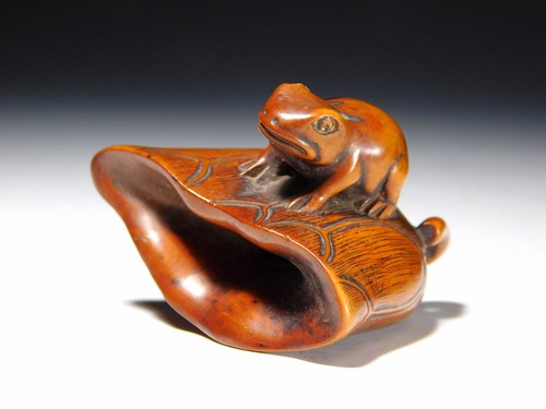 Grenouille sur lotus 根付 - le,