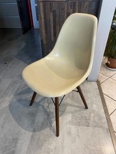 Une chaise dsw fibre parchment blanc cassé dowel noyer eames herman miller 70s