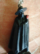 PLASTIC L'HOMME A LA CAPE NOIRE SANDE DRINK WINE ADVERTISING KEYRING