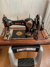 machine à coudre ancienne portable dans son coffre marque JONES. D'occasion 