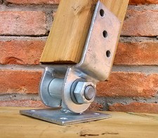 Pied de poteau inclinable