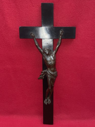 Crucifix ancien bois noirci